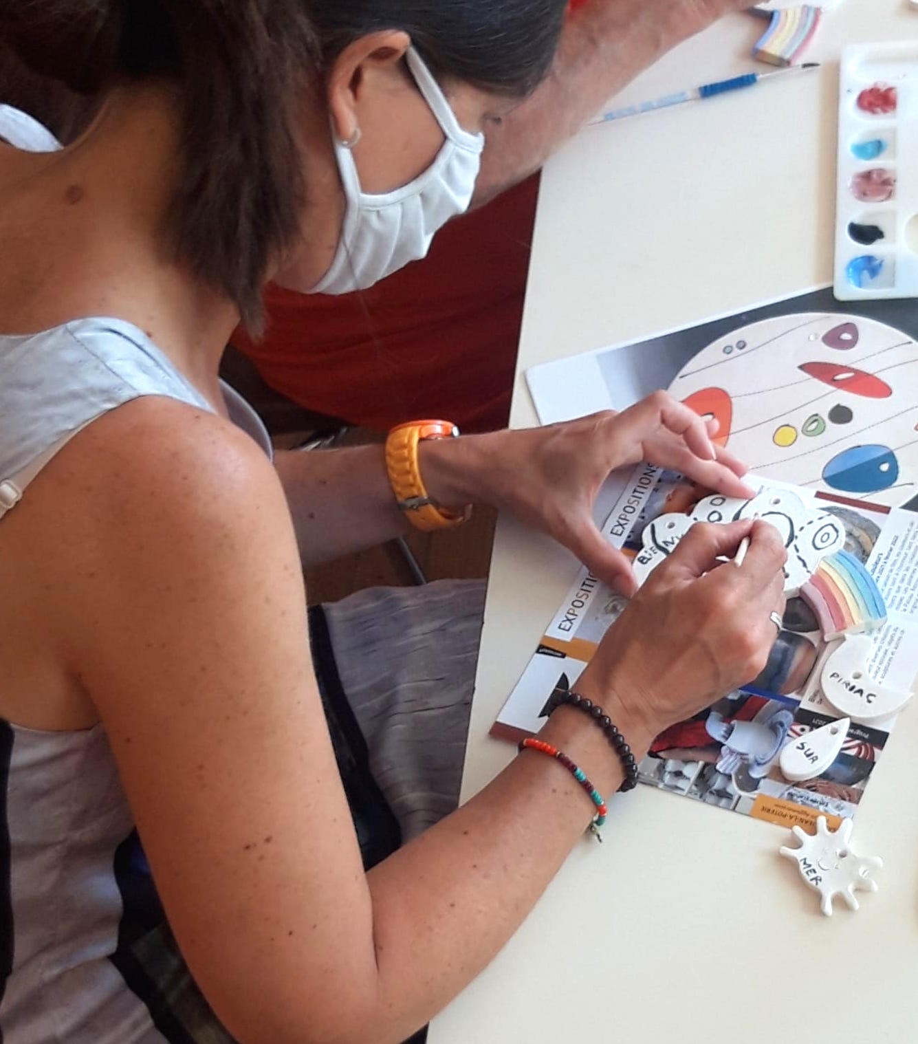 Atelier décoration sur faïence