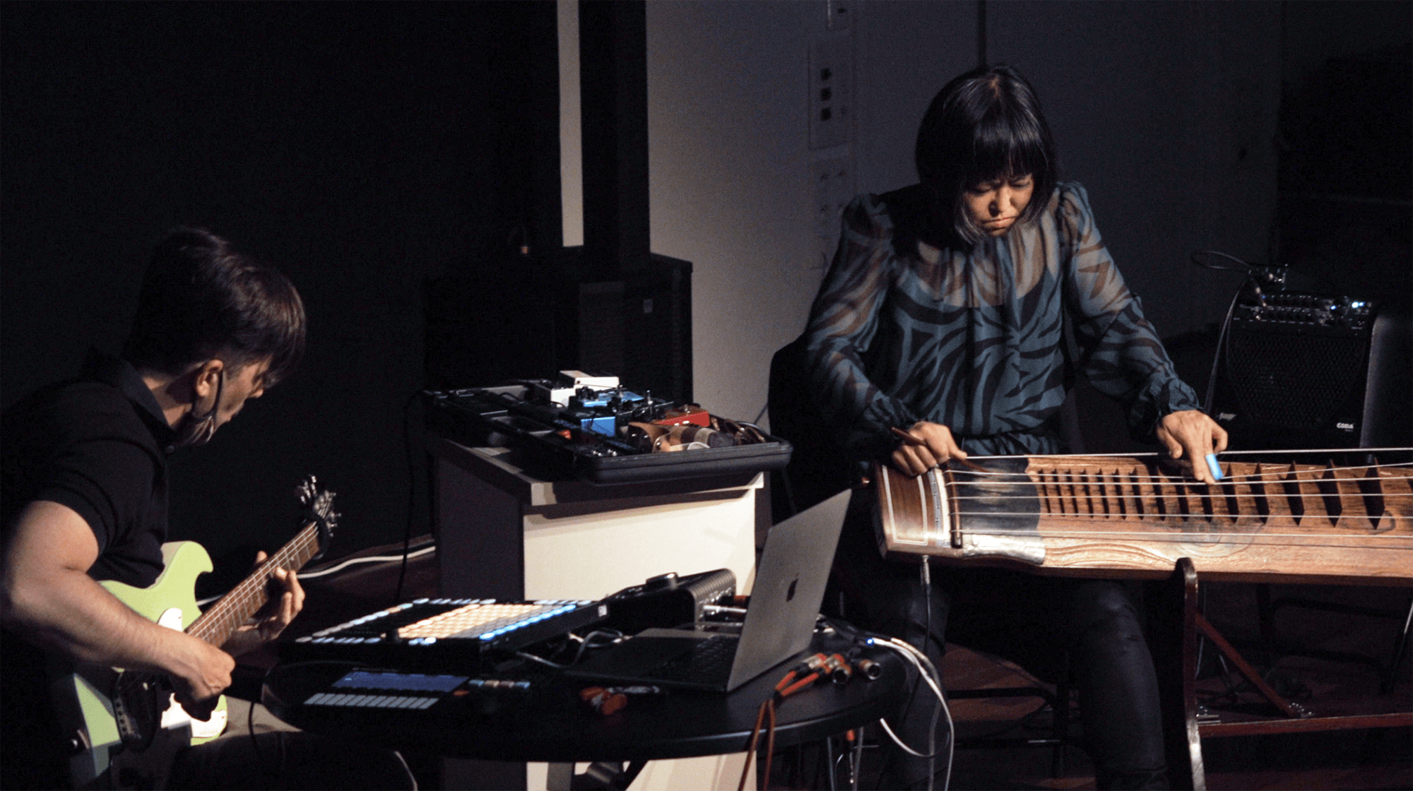 E'JOUNG-JU & JEFF : duo électro-coréen  + Zôl ( Electro live Guitare Machine).