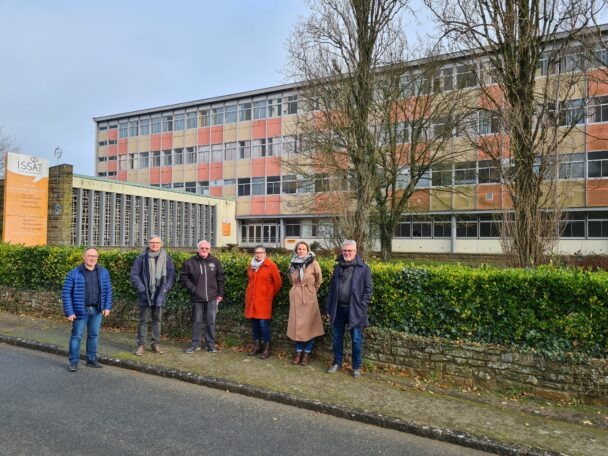 Les élus devant l'ancien bâtiment de l'ISSAT