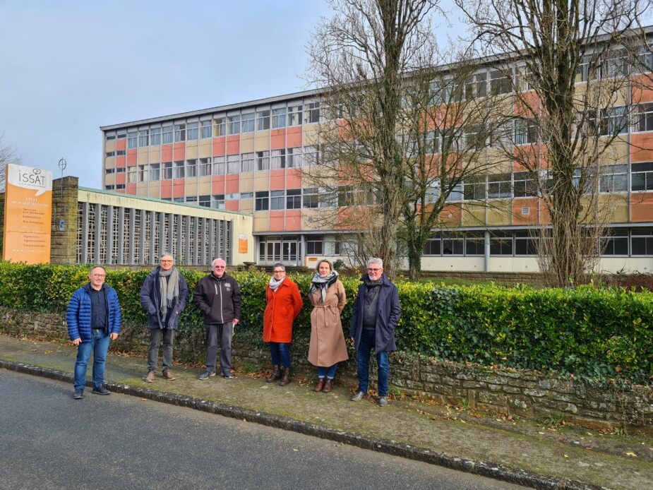 Les élus devant l'ancien bâtiment de l'ISSAT