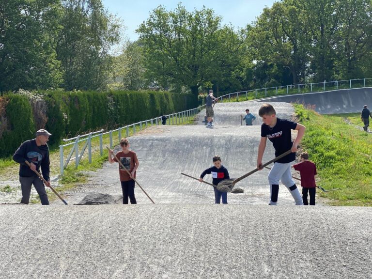 Jeunes bénévoles au travail. Photo : Club BMX