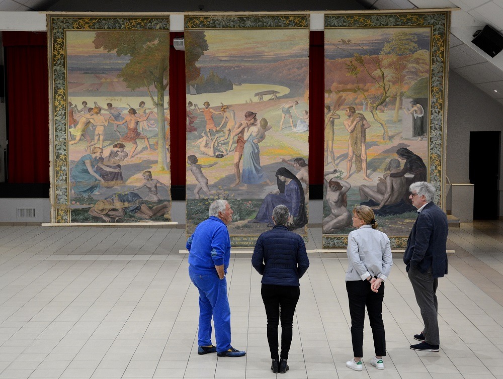 Exposition d'un triptyque géant